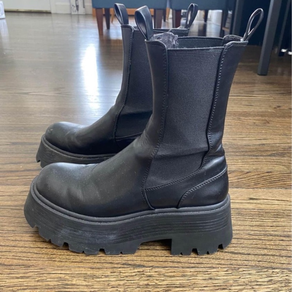 Women bootie size7 used good condition pull and bear